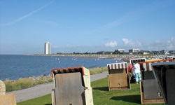 Blick auf Strandkörbe auf einer Wiese an der Promenade in Büsum
