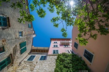 Blick von unten nach oben auf Häuserfassaden in Kroatien