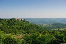 Blick auf das kroatische Dorf Groznan in Istrien