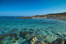 Blick auf eine Bucht mit kristallblauem Wasser in Kroatien