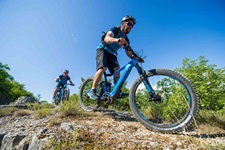 Zwei Mountainbiker auf einem Trail in Kroatien