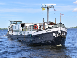 Die MS Flora in voller Fahrt