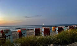 Strandkörbe auf dem Strand an der Ostsee mit Blick aufs Meer
