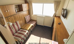 Eine Oberdeck-Kabine an Bord der MS Bordeaux, in der die Betten für den Tag zu zwei Sofas umgewandelt wurden.