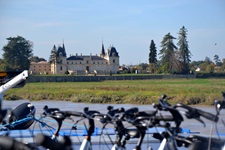 Das Renaissanceschloss Cadillac von Bord der MS Bordeaux aus gesehen.