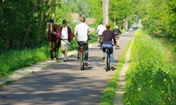 Radler fahren am Canal de Bruche im Elsass entlang