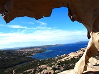 Palau und das tiefblaue Meer vom Capo d'Orso, dem berühmten Bärenfelsen, aus gesehen.