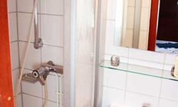 Blick zum Badezimmer mit Dusche und Waschbecken auf dem Schiff Caprice