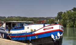 Das Schiff Caprice an einer Anlegestelle