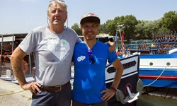 Zwei Crewmitglieder der Caprice stehen auf dem Hafen von der L´Estello und der Caprice