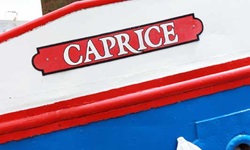 Detailansicht des Schriftzuges "CAPRICE" am gleichnamigen Schiff