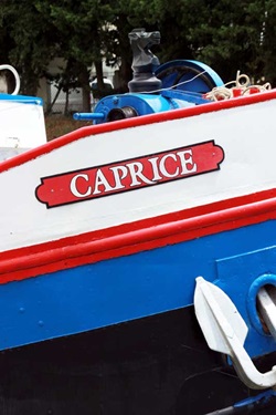Detailansicht des Schriftzuges "CAPRICE" am gleichnamigen Schiff