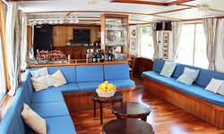 Die blau gepolsterte Lunge mit Blick zur Bar und zum Restaurant der Caprice