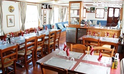Das eingedeckte Restaurant mit Blick zur Bar und Lounge auf der Caprice