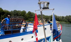 Ein Crewmitglied unterhält sich mit einer Passagierin auf dem Sonnendeck der Caprice
