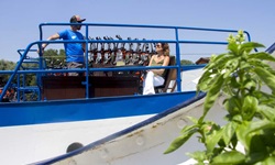 Sonnendeck mit einer Passagierin, die sich mit einem Crewmitglied unterhält