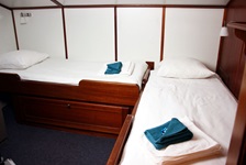 Zwei-Bett-Kabine mit zwei getrennten und versetzten Einzelbetten auf der Caprice