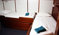 Zwei-Bett-Kabine mit zwei getrennten und versetzten Einzelbetten auf der Caprice