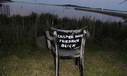 Der Stuhl am Ufer in Putbus, der den Caspar David Friedrich Blick zeigt