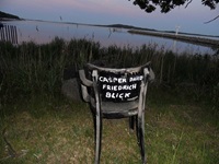Ein Stuhl am Ufer in Putbus mit der Aufschrift Casper David Friedrich Blick