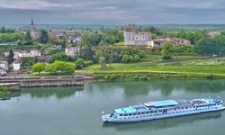 Die MS Bordeaux auf der Garonne bei Castets en Dorthe.