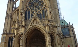 Das Portal der imposanten Kathedrale St. Étienne in Metz.