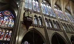 Wunderschöne Glasfenster und Spitzbögen im Inneren der Kathedrale von Metz.