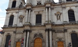 Die beeindruckende Fassade der Kathedrale "Notre-Dame-de-l'Annonciation" in Nancy.