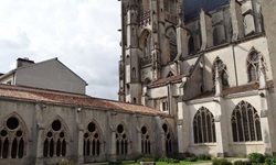 Die Kathedrale St. Étienne in Toul mit ihrem angebauten Kreuzgang und den Gärten.