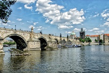 Blick auf die steinerne Karlsbrücke über die Moldau bei Prag