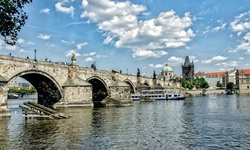 Blick auf die steinerne Karlsbrücke über die Moldau bei Prag