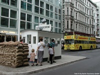 Blick auf den bekannten Checkpoint Charlie in Berlin - dahinter ist das Mauermuseum zu sehen