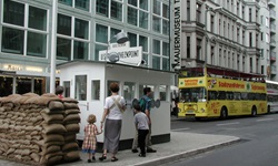 Blick auf den bekannten Checkpoint Charlie in Berlin - dahinter ist das Mauermuseum zu sehen