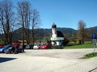 Parkplatz an einer Kirche bei der Radreise von Chiemsee zum Königssee