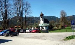 Parkplatz an einer Kirche bei der Radreise von Chiemsee zum Königssee
