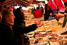 Eine Verkäuferin auf dem Fischmarkt von Chioggia.