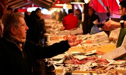 Eine Verkäuferin auf dem Fischmarkt von Chioggia.
