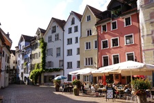 Blick auf die Fußgängerzone mit Café in Chur in der Schweiz