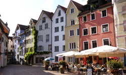 Blick auf die Fußgängerzone mit Café in Chur in der Schweiz