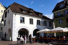 Blick auf ein Café und die Fußgängerzone in Chur