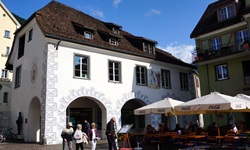 Blick auf ein Café und die Fußgängerzone in Chur