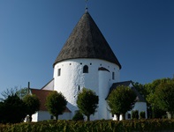 Blick auf eine Kirche aus Kalkstein auf der dänischen Insel Bornholm