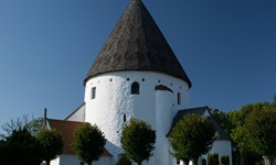 Blick auf eine Kirche aus Kalkstein auf der dänischen Insel Bornholm
