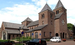 Die aus Backstein erbaute Kirche St. Peter und Paul in Arcen.