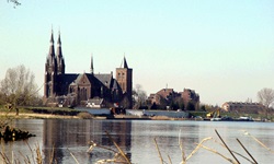 Die Sint Martinuskerk in Cuijk vom gegenüberliegenden Ufer der Maas aus betrachtet.