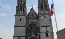 Die französische Fahne weht vor der doppeltürmigen Kirche St. Martin in Pont-à-Mousson.