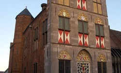 Das mit seinen Zinnen an eine Burg erinnernde Rathaus von Vianen.
