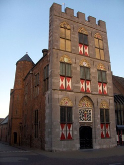 Das mit seinen Zinnen an eine Burg erinnernde Rathaus von Vianen.