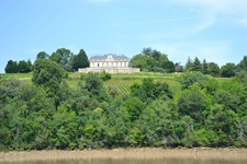 Eines der vielen schlossähnlichen Weingüter zwischen Blaye und Bourg-sur Gironde.