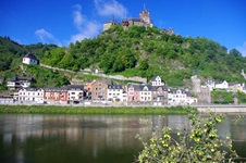 Blick über die Mosel nach Cochem mit der hoch thronenden Reichsburg Cochem